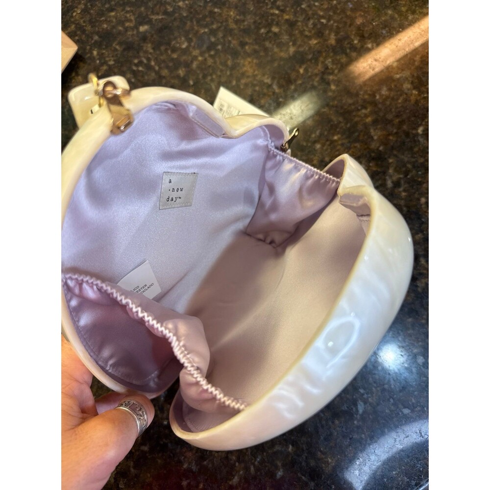 A New Day Pearl Marbled Heart Acrylic Clutch Purse Acrylic ChainHandle NWT - Picture 7 of 8